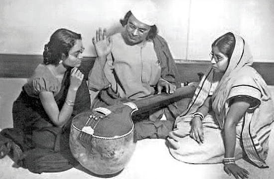 Nazrul_teaching_Nazrul_Sangeet.jpg