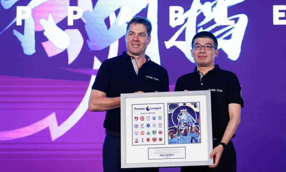 The Premier League’s chief executive, Richard Masters, with the executive vice-president of Suning Sports Group, Wang Dong, in Shanghai in July 2019.