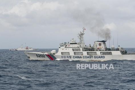 kapal-coast-guard-china-5202-dan-coast-guard-china-4301-membayangi-kri-usman-harun-359-saat-melaksanakan-patroli.jpeg