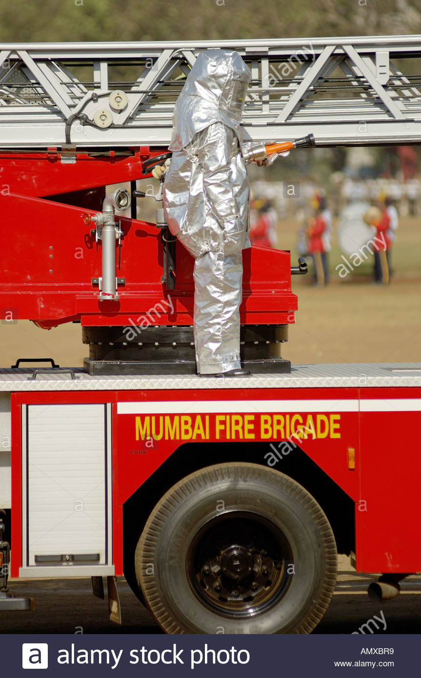 mak100049-mumbai-fire-brigade-van-on-republic-day-parade-shivaji-park-AMXBR9.jpg