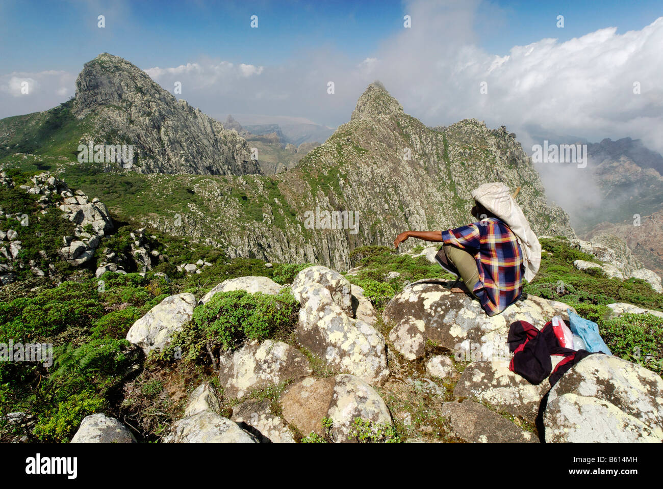 socotrian-shepherd-sitting-on-a-rock-hagghier-mountains-socotra-island-B614MH.jpg