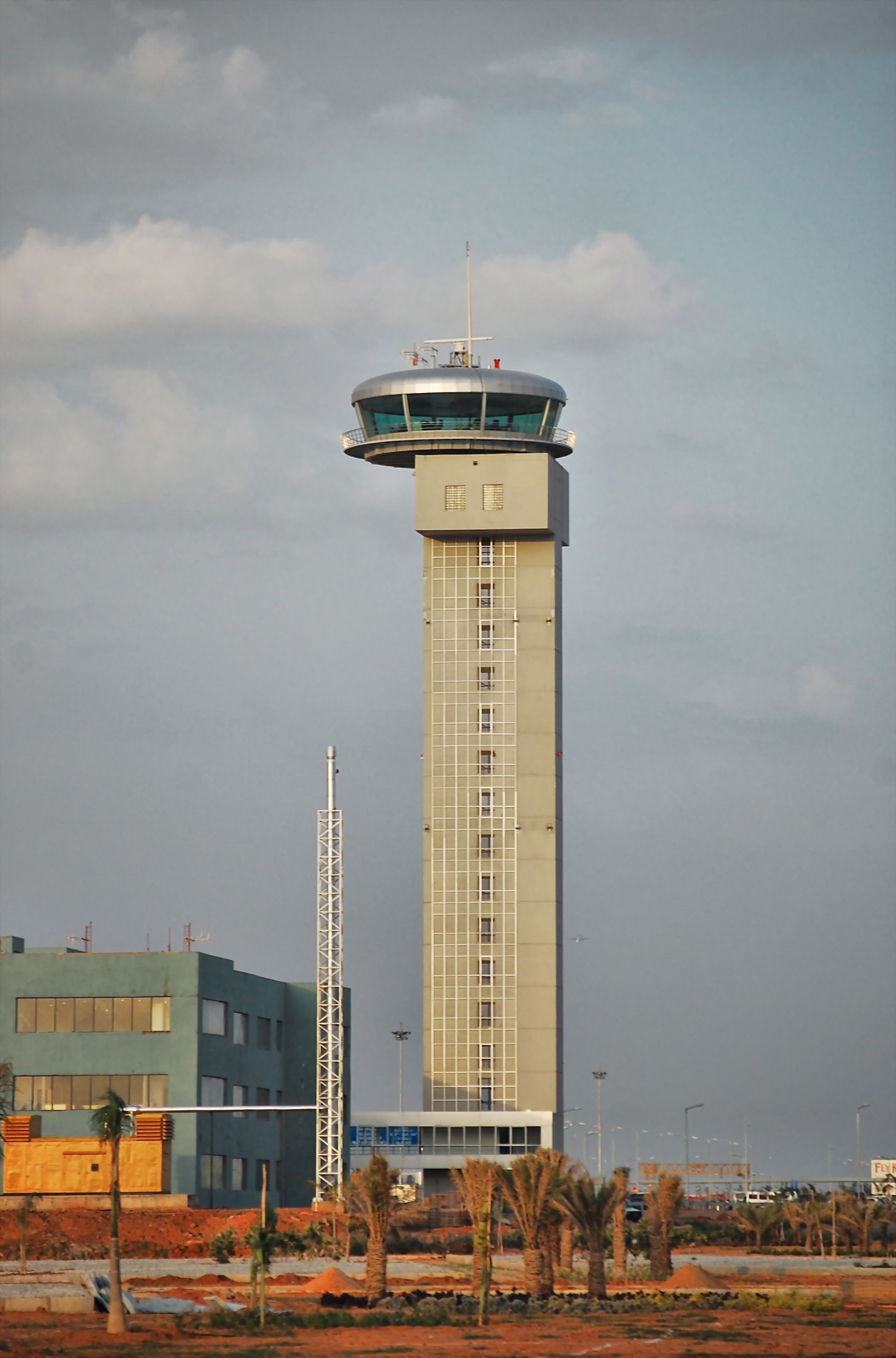 Air_traffic_control_tower_bangalore.jpg