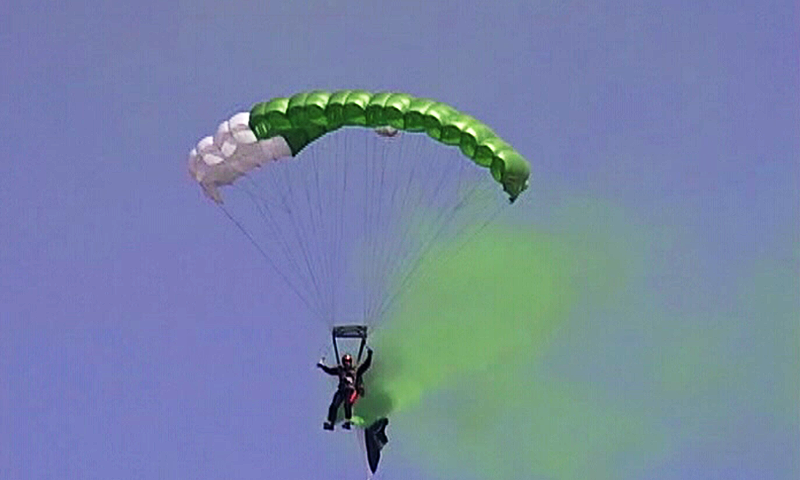 30-Paratrooper-Jumps-Carrying-Pakistani-Flag-from-the-height-of-10000-feet.png