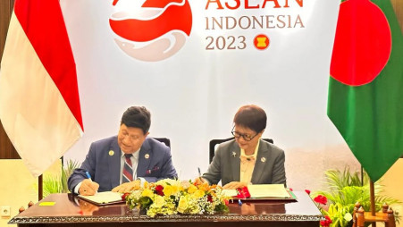 Foreign Minister Dr AK Abdul Momen and his Indonesian counterpart Retno Marsudi in Jakarta signed two MoUs on energy and health cooperation between Bangladesh and Indonesia on Monday, 5 September 2023. Photo: Collected