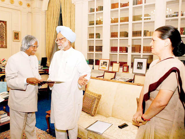 apj-abdul-with-manmohan-singh-and-sonia-gandhi.jpg