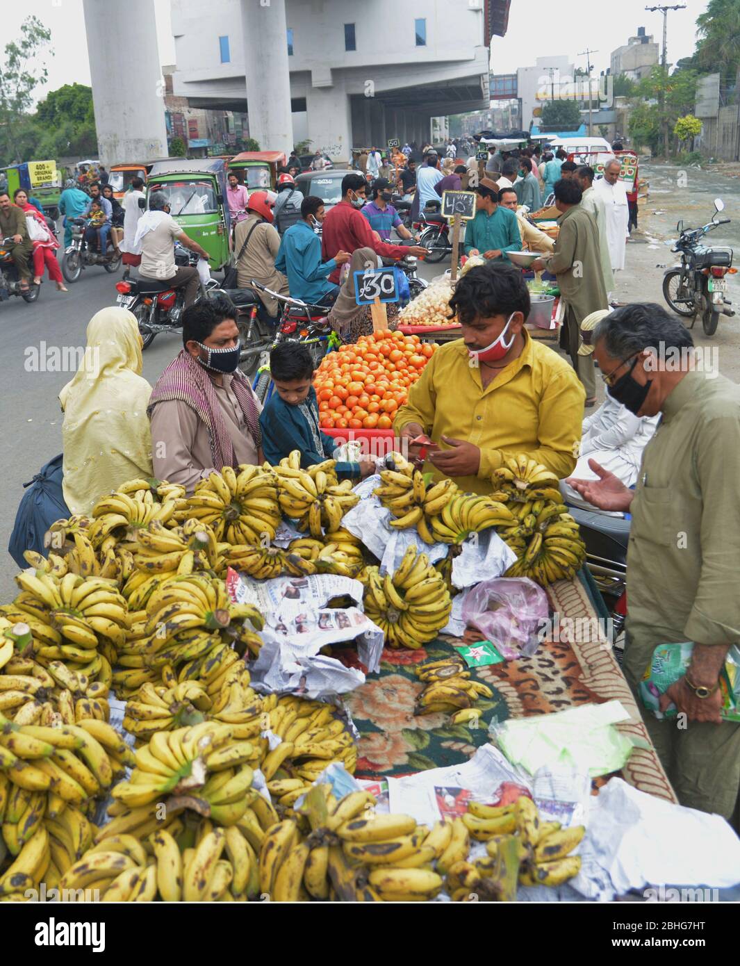 lahore-pakistan-25th-apr-2020-pakistani-large-number-of-faithful-muslims-buy-different-food-items-from-a-market-for-iftar-dinner-without-social-distancing-during-the-first-day-of-the-muslim-holy-month-of-ramadan-ul-mubarak-in-lahore-millions-of-muslims-have-started-ramadan-the-holiest-month-on-the-islamic-calendar-under-the-coronavirus-lockdown-or-strict-social-restrictions-from-government-of-pakistan-photo-by-rana-sajid-hussainpacific-press-credit-pacific-press-agencyalamy-live-news-2BHG7HT.jpg