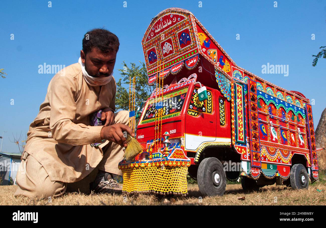 islamabad-pakistan-december-26-2021-beautifully-decorated-truck-decoration-is-being-prepared-in-punjab-province-of-pakistan-2H9BW8Y.jpg