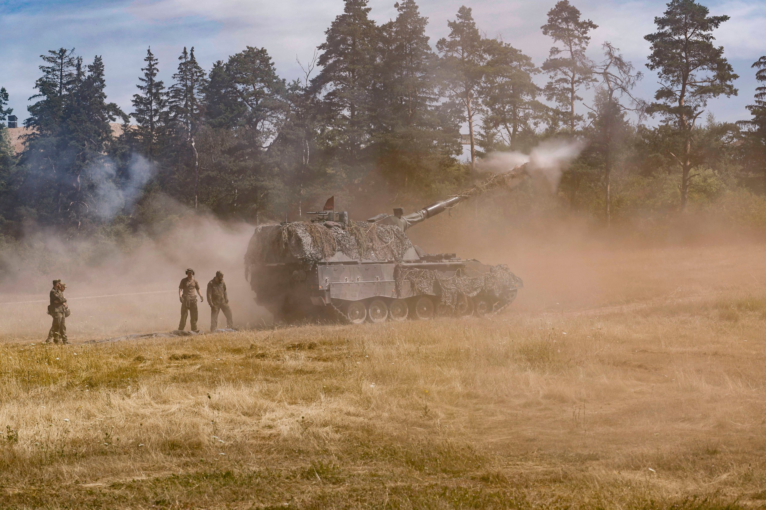 Eine deutsche Panzerhaubitze 2000 der Bundeswehr schießt mit Übungsmunition bei einer multinationalen Artillerie-Feuerübung der US-Armee mit knapp 2400 Soldaten aus 19 Nationen auf dem Truppenübungsplatz Grafenwöhr in Bayern.