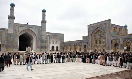 Afghan-men-queue-outside--011.jpg