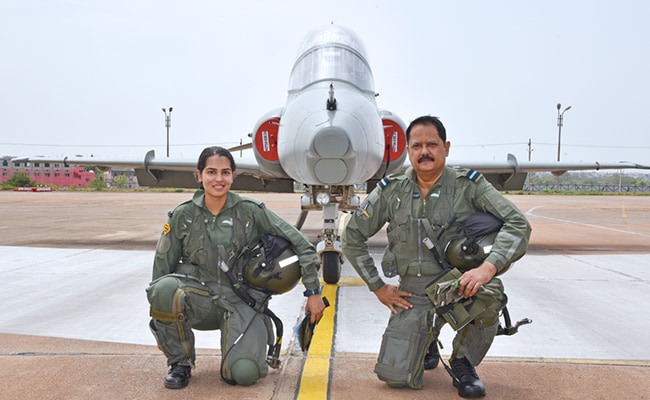 lqqghjv8_air-force-officer-with-daughter-650_625x300_05_July_22.jpg