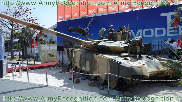 T-90S_Russian_main_battle_tank_DefExpo_2012_defence_exhibition_New_Delhi_march_2012_002.jpg