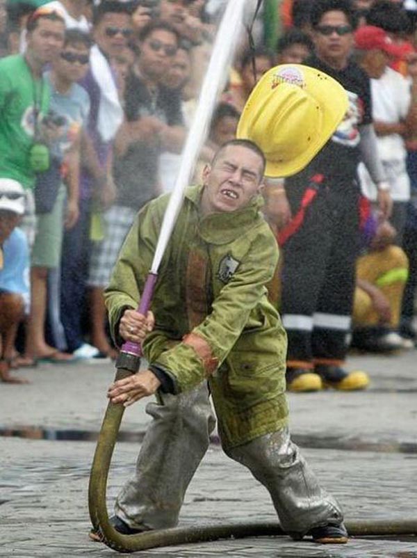 photos-of-people-doing-stupid-things-fire-fighter-fighting-with-water.jpg