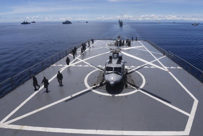 anggota-tni-angkatan-laut-mempersiapkan-helikopter-disela-latihan-laut-_160414174417-304.jpg