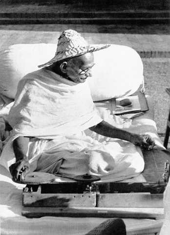 Gandhi_spinning_Noakhali_1946.jpg
