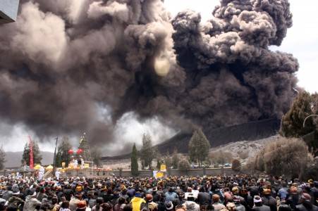 upacara-kuningan-di-bromo-05.jpg