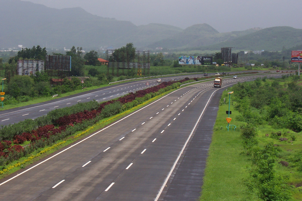 Mumbai_Pune_ExpresswayDec2007.jpg