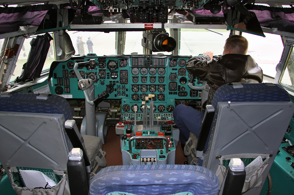 IL-78_Midas_pilots_cabin.jpg