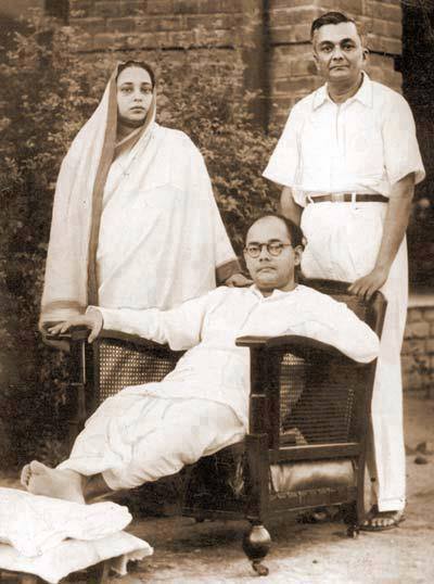 netaji-subash-candra-bose-and-parents.jpg