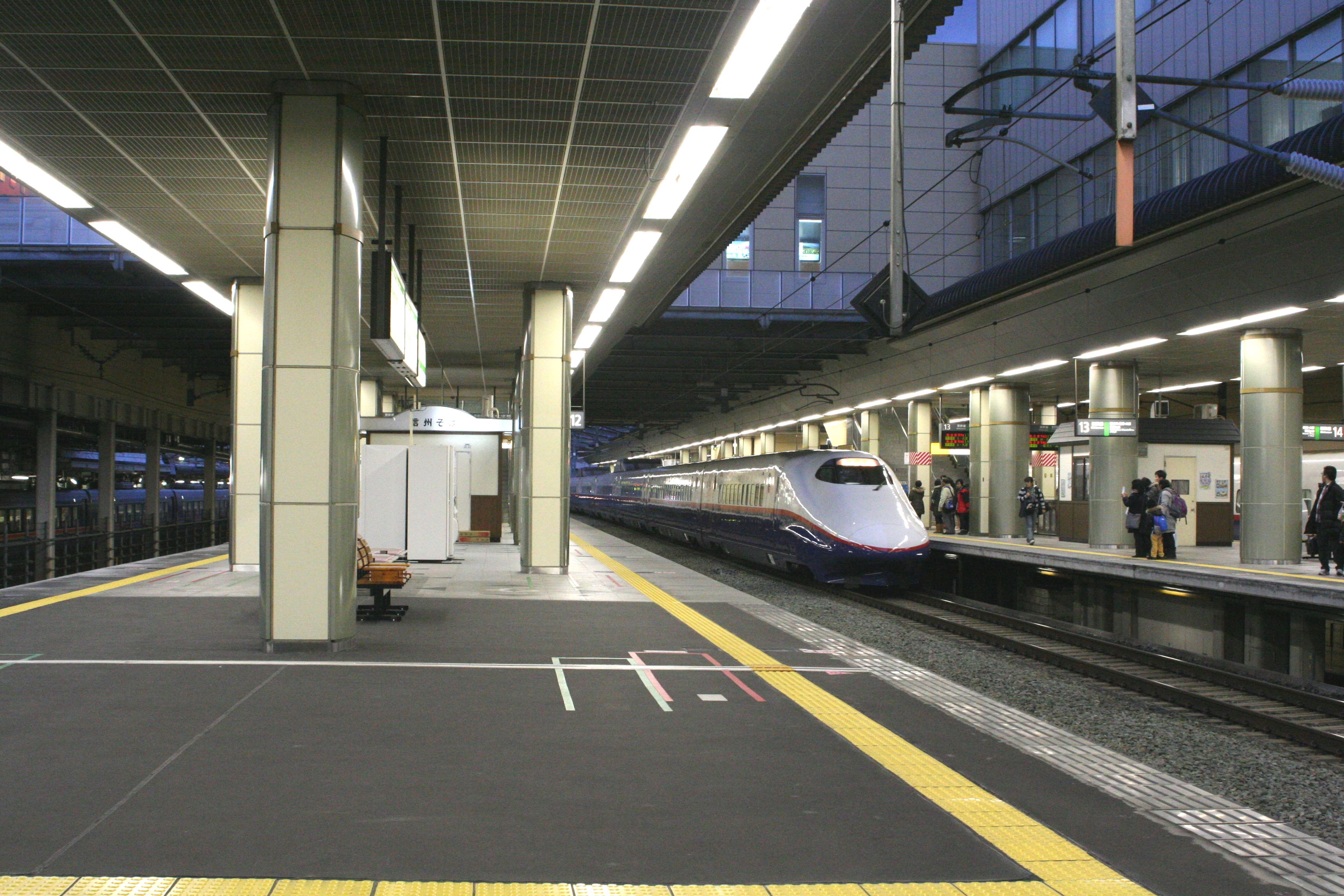 Nagano-Station-Shinkansen-Platform-201101.jpg