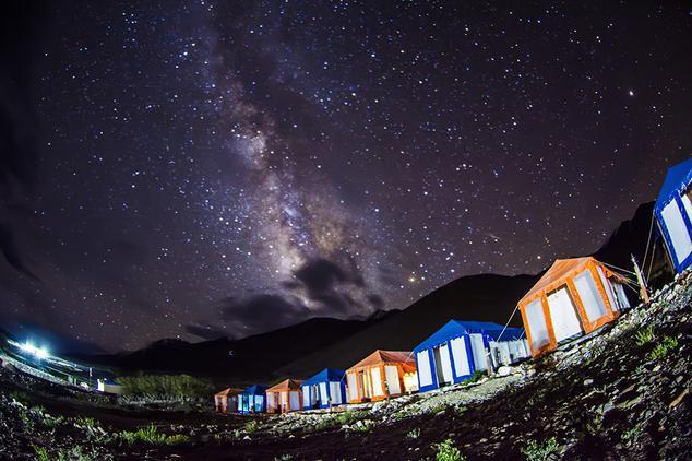 camp-whispering-waves-leh-camps-at-night-41861218g.jpg