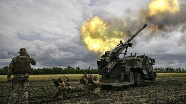 Ukrainian servicemen fire with a French self-propelled 155mm/52-calibre gun Caesar towards Russian positions at the front-line in the eastern Ukrainian region of Donbas