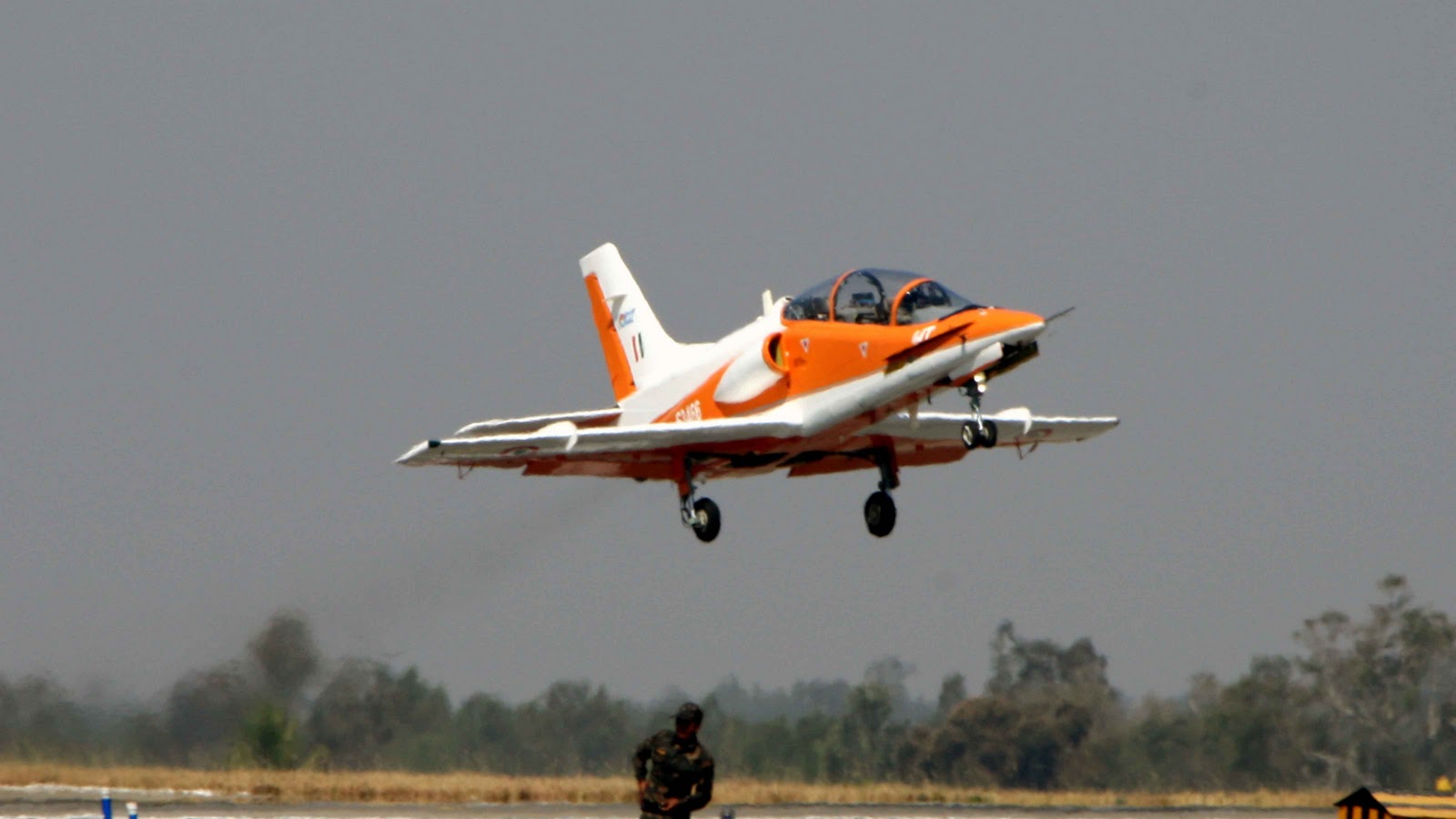 IJT+Aircraft+flying+in+AERO+INDIA+2011%2528VKSL7021%2529.JPG