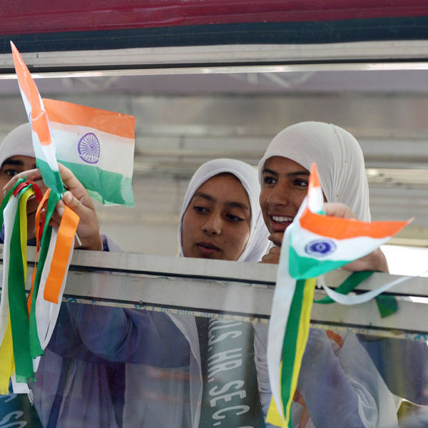 Kashmiri-schoolgirls-wave-Indian-national-flags.jpg