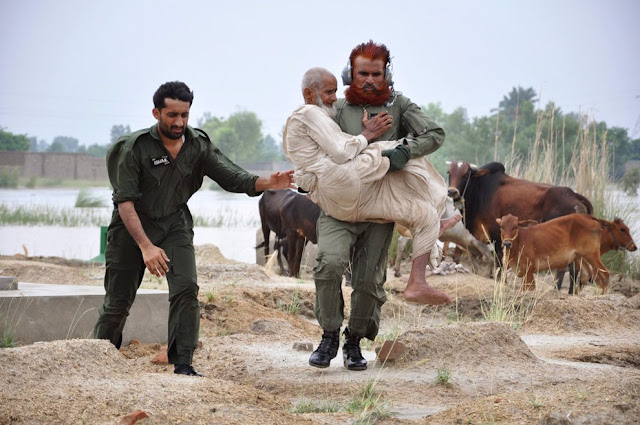 Pakistani+Floods--red+bearded+Pakistani+soldier+rescuing+elderly.jpg