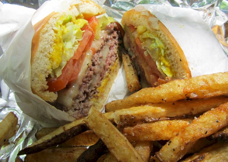 cheeseburger-426005_1280-750x531.jpg