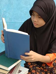Malaysia_Muslim_Girl_Reading_Book.jpg