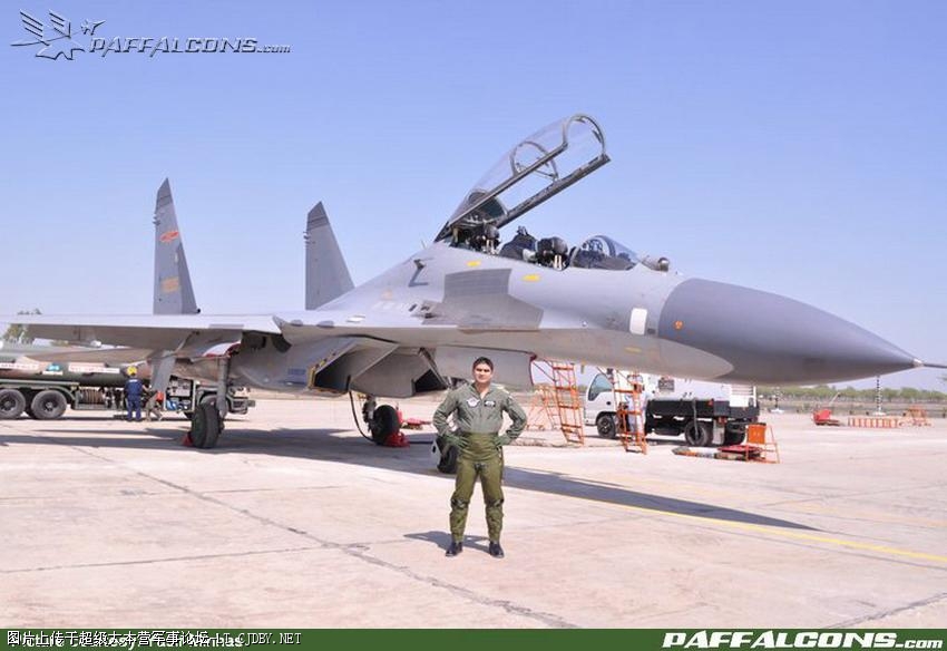 PAK+Pilots+On+Sukhoi%2527s+Su-30+Fighter+Jet_3.jpg