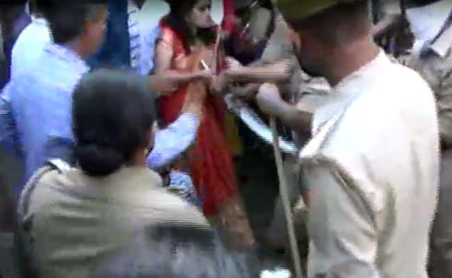 qmadpg2_up-woman-lathicharge_625x300_25_March_20.jpg