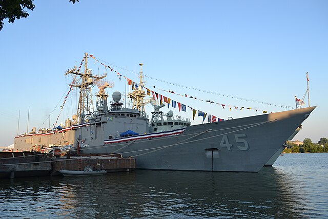 640px-USS_De_Wert_%28FFG-45%29_and_HMCS_Ville_de_Quebec_docked_in_Toledo%2C_Ohio%2C_in_August_2012.JPG