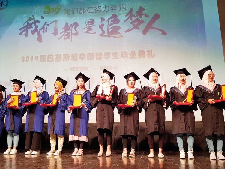 Chinese-students-graduate-in-Pakistan_16a83947e27_large.jpg