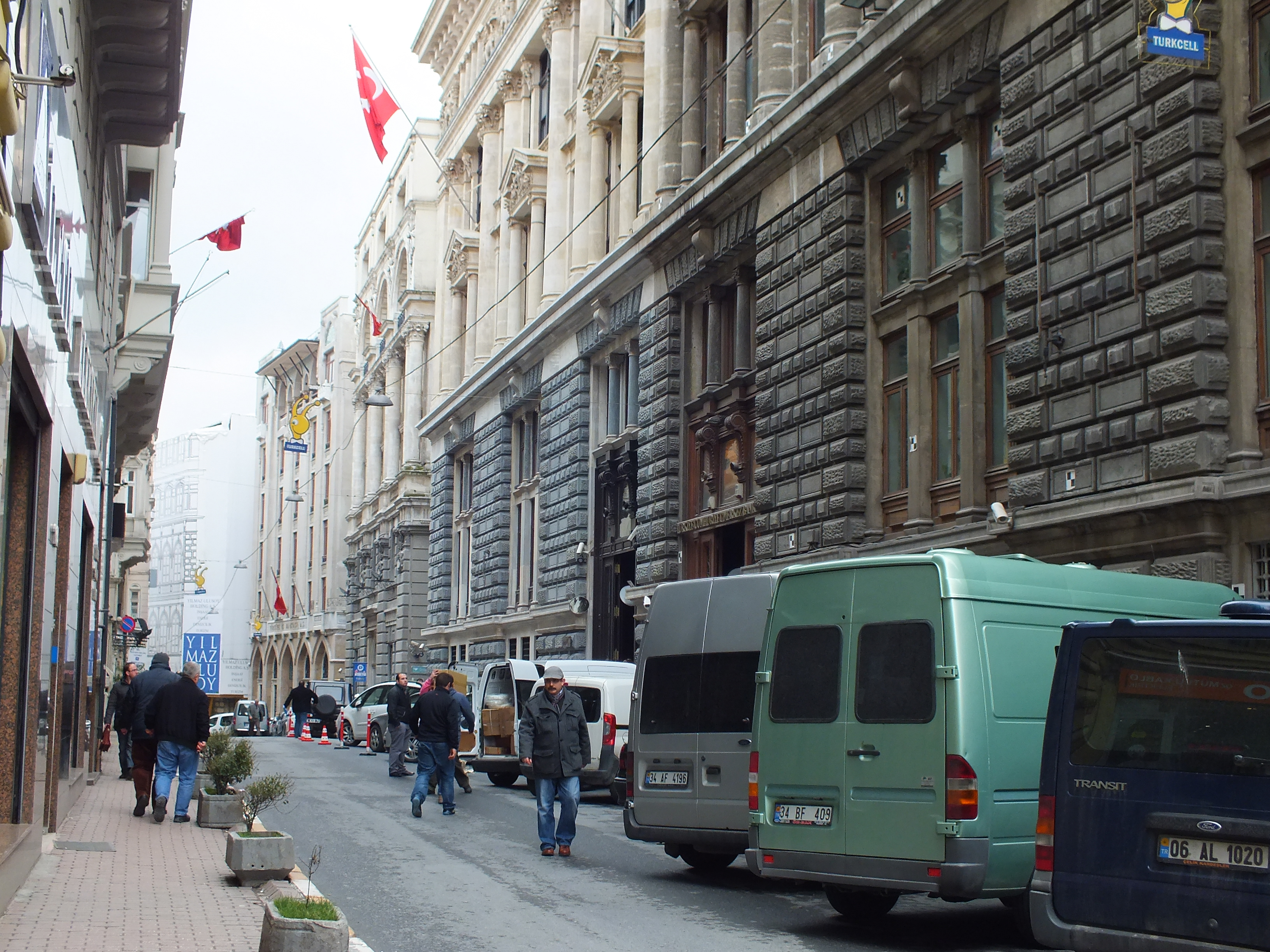 Banks_Street%2C_Istanbul_%28March_2012%29.jpg