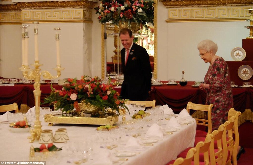 2D99B9CC00000578-3280557-Queen_Elizabeth_walks_around_the_room_where_the_banquet_will_get-a-68_1445365341220.jpg