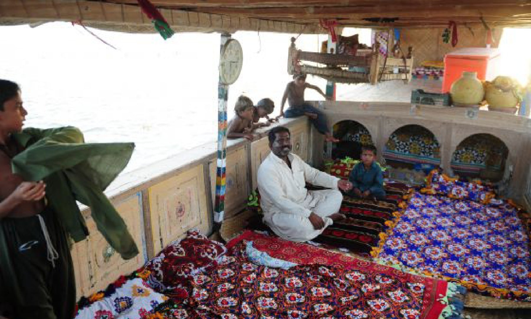 A family living in a boat; Mustafa Mirani