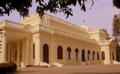 St+Mark%27s+Cathedral,+M+G+Road,+Bangalore.JPG