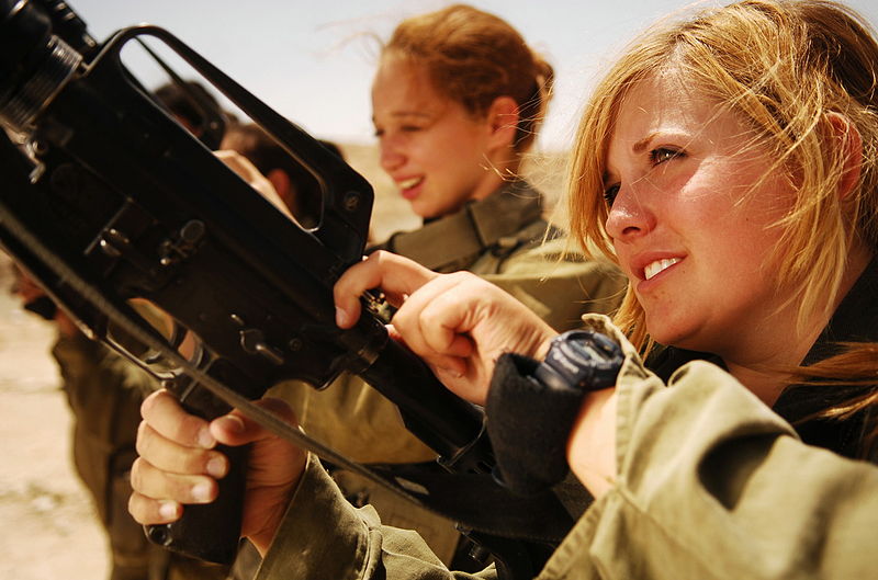 800px-Flickr_-_Israel_Defense_Forces_-_Female_Soldiers_Unload_their_Weapons.jpg