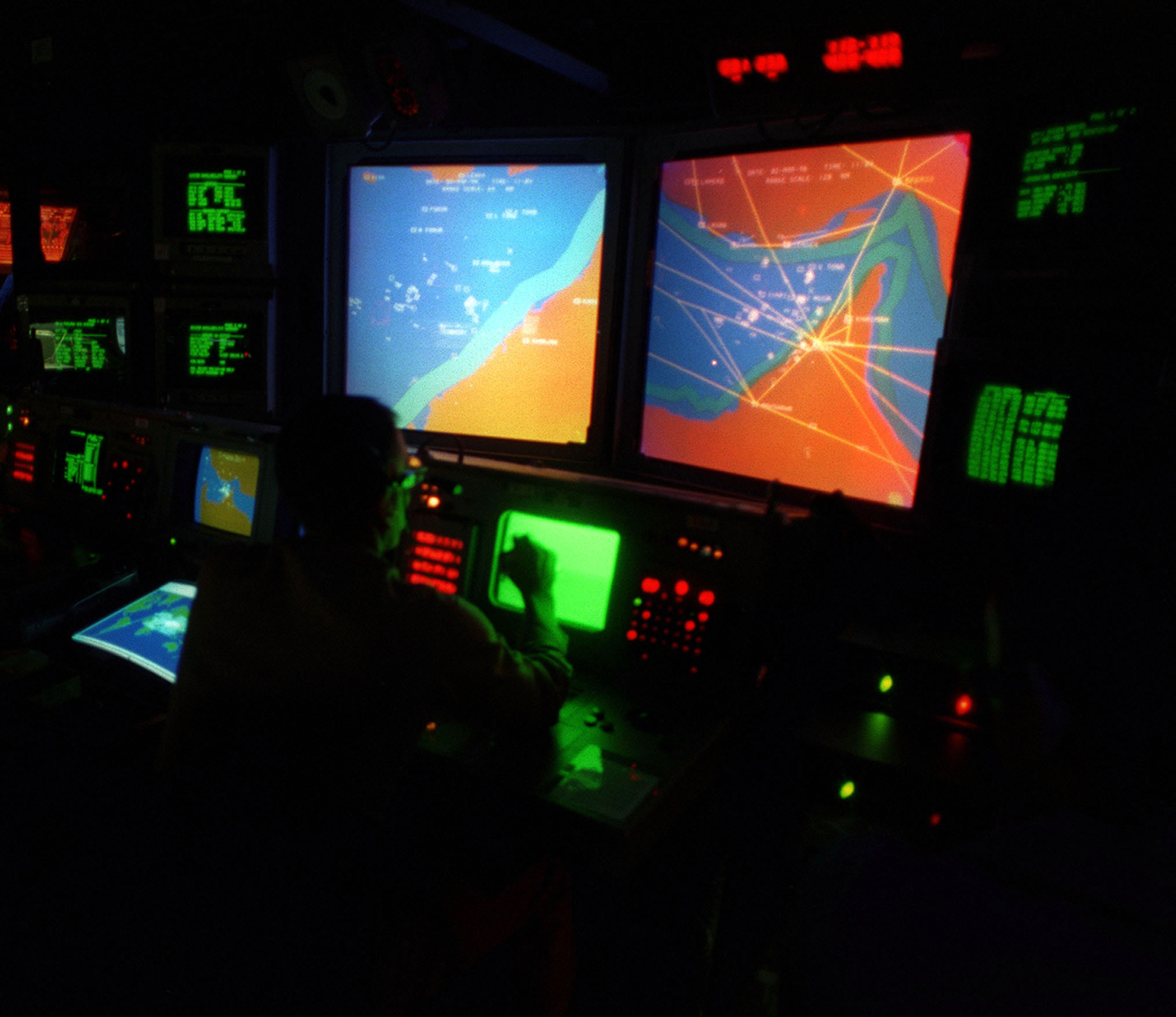 USS_John_S._McCain_%28DDG-56%29_Aegis_large_screen_displays.jpg