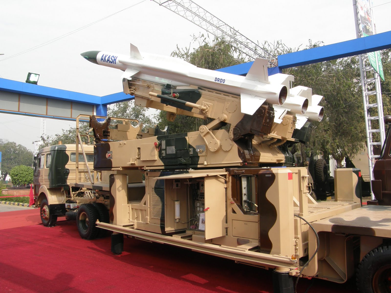 Akash_surface-to-air_defense_missile_system_India_Indian_army_military_equipment_defense_industry_001.JPG