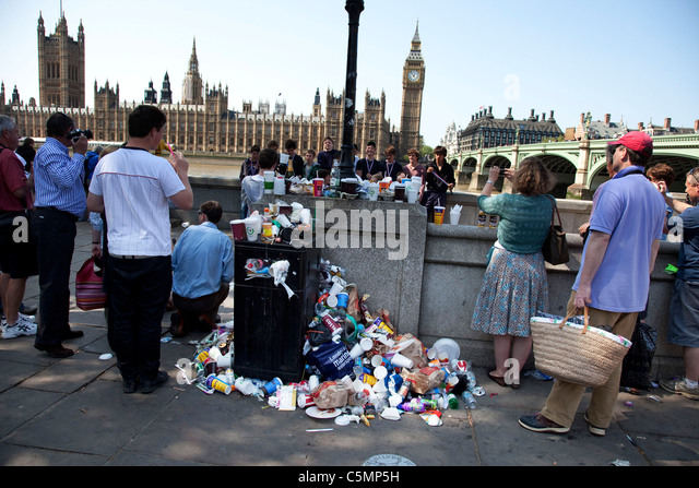overflowing-bin-and-rubbish-in-central-london-uk-c5mp5h.jpg
