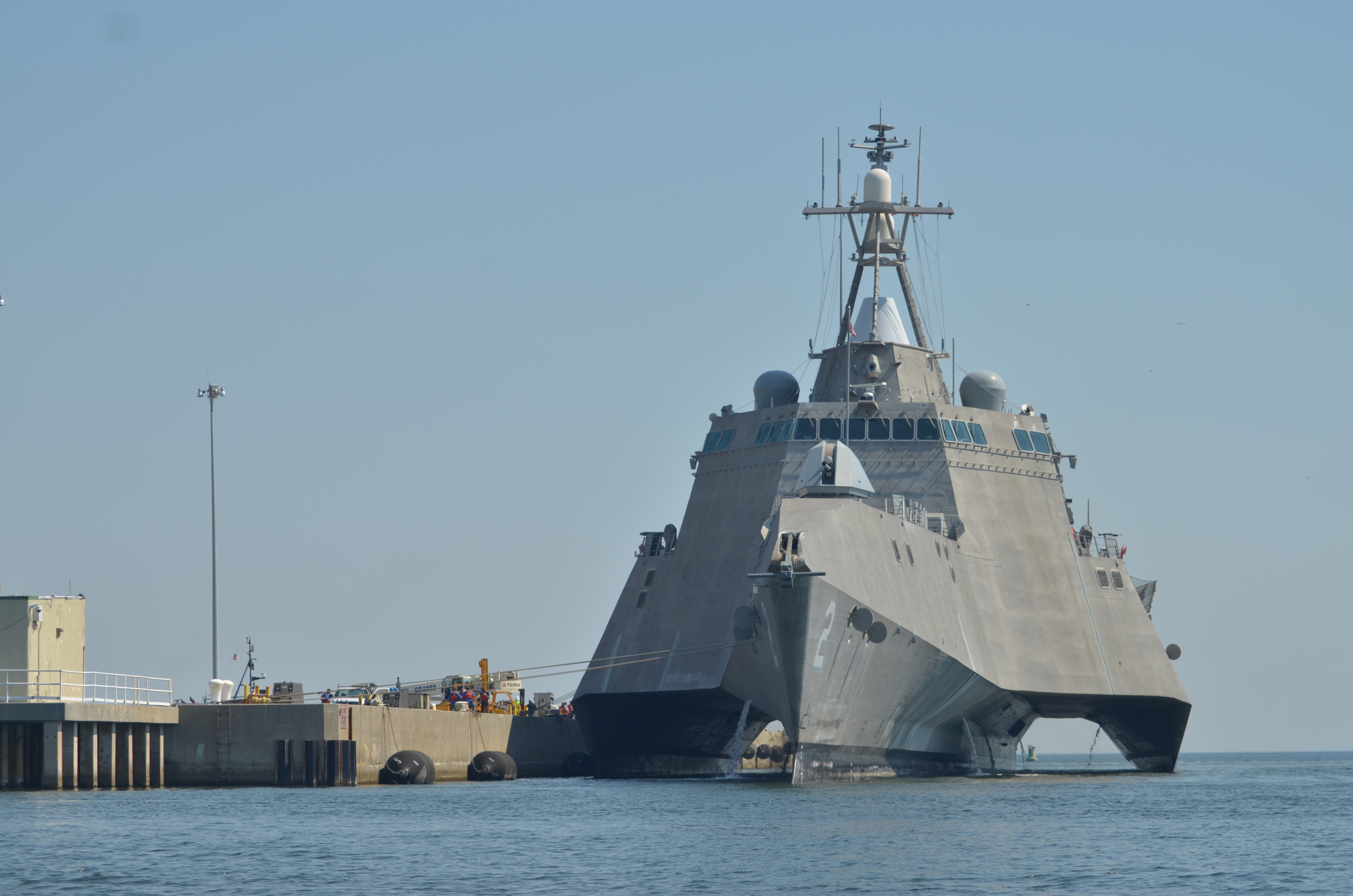 US_Navy_110912-N-AU606-002_The_littoral_combat_ship_USS_Independence_(LCS_2)_makes_preparations_at_Naval_Air_Station_Pensacola_before_getting_under.jpg
