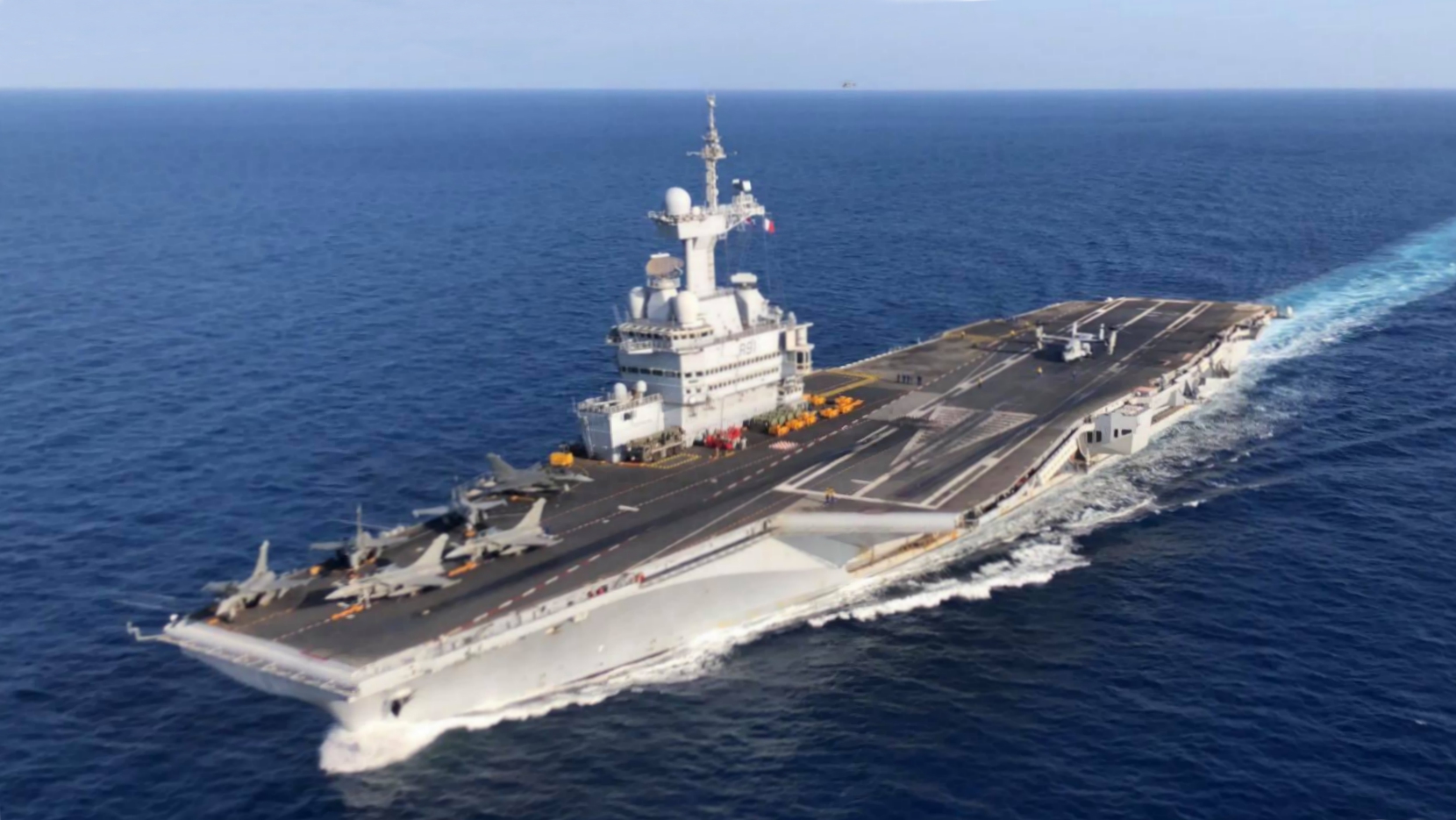 French_aircraft_carrier_Charles_de_Gaulle_%28R91%29_underway_on_24_April_2019_%28190424-M-BP588-1005%29.jpg