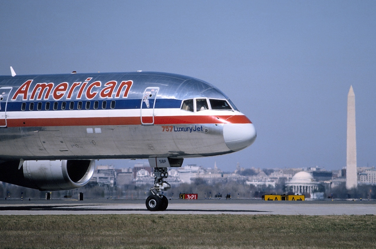 Boeing_757-223,_American_Airlines_AN0290718.jpg