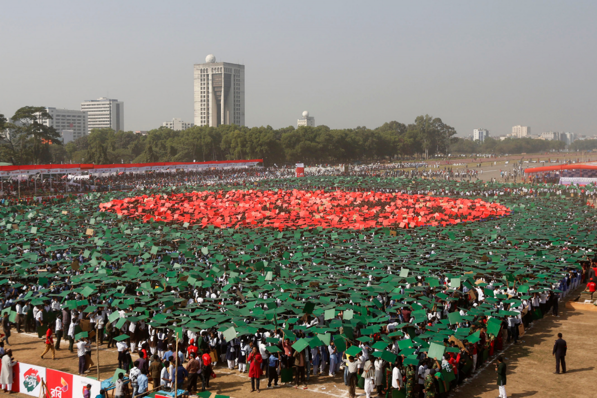 Volunteers prepare to form a large flag of Bangladesh as the nation celebrates National Victory Day at the National Parade ground in Dhaka December 16, 2013. Photo: Reuters