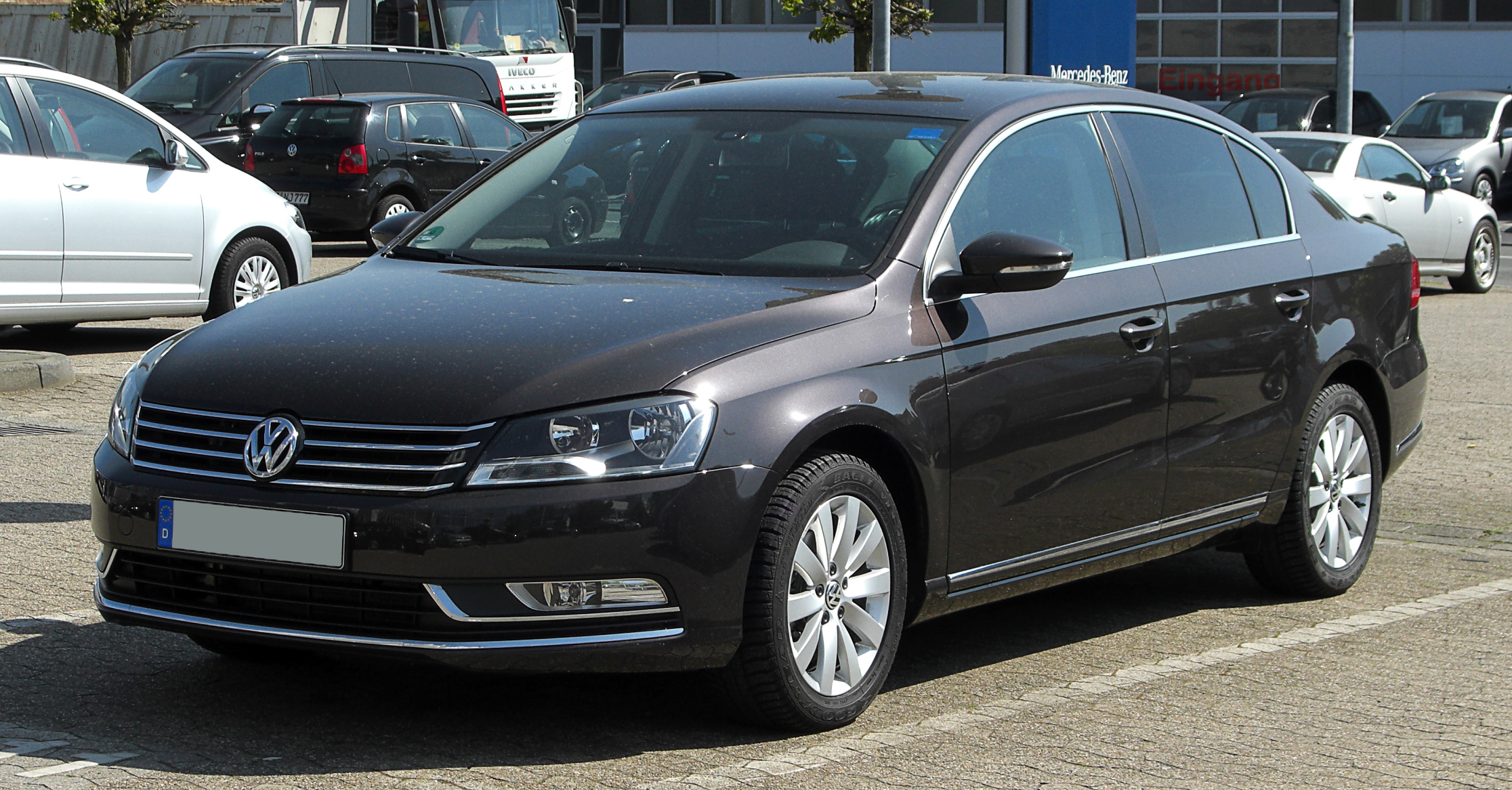 VW_Passat_2.0_TDI_BlueMotion_Technology_Comfortline_(B7)_%E2%80%93_Frontansicht,_1._Mai_2011,_Ratingen.jpg