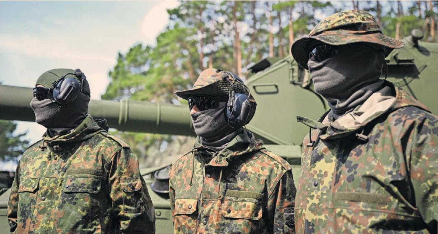 Motivated: Ukrainian troops next to a Leopard battle tank in Klietz. By the end of the year, 10,000 Ukrainians will have received training in Germany