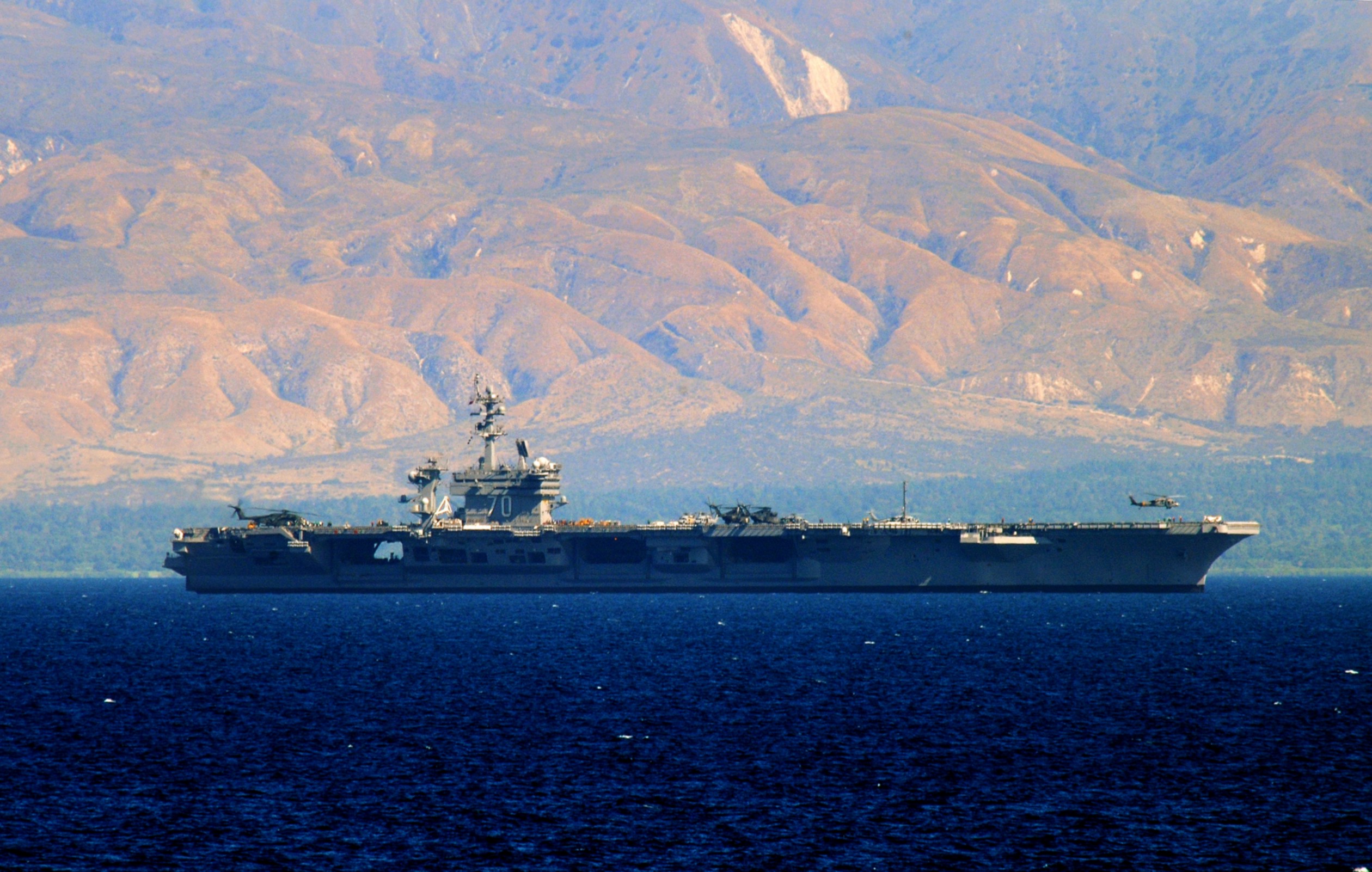 USS_Carl_Vinson_%28CVN-70%29_in_Baie_de_Grand_Goave_Haiti_21_Jan_1010.jpg