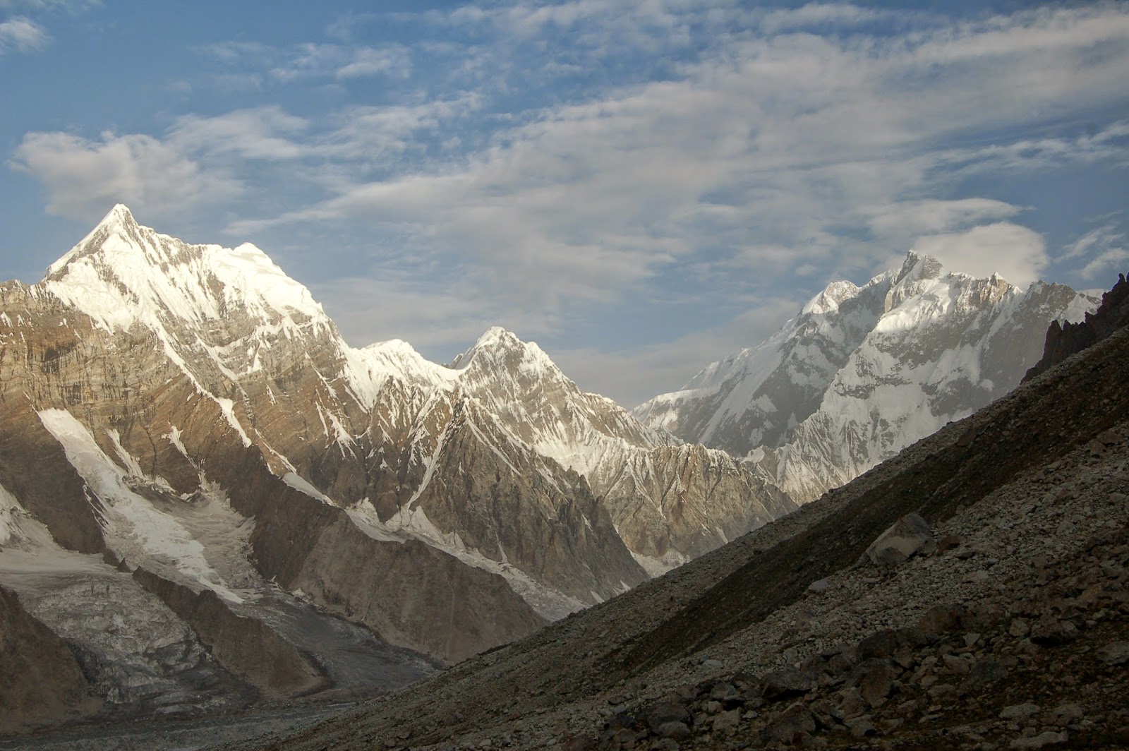 left%2Bunknown%2Bname%2Bpeak%2B6880%2Bm%2BKunyang%2BChhish%2B7400%2BEast%2B(right)%2Bas%2Bseen%2Bfrom%2BYazghil%2Bglacier%2Bshimshal.JPG